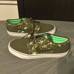 Men’s green camo toki lows size 9